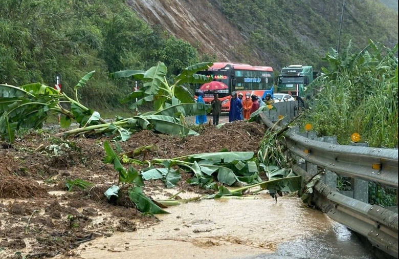 Sạt lở đường Hồ Chí Minh qua đèo Lò Xo, giao thông tê liệt- Ảnh 1. Sạt lở đường Hồ Chí Minh qua đèo Lò Xo, giao thông tê liệt- Ảnh 1.
