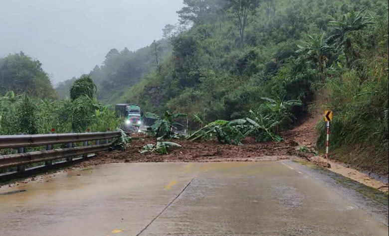 Sạt lở đường Hồ Chí Minh qua đèo Lò Xo, giao thông tê liệt- Ảnh 6. Sạt lở đường Hồ Chí Minh qua đèo Lò Xo, giao thông tê liệt- Ảnh 6.