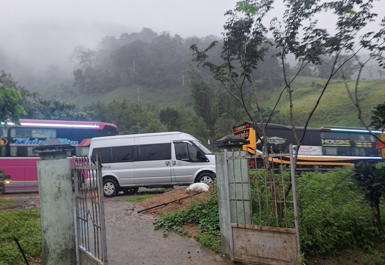 Sạt lở đường Hồ Chí Minh qua đèo Lò Xo, giao thông tê liệt- Ảnh 4. Sạt lở đường Hồ Chí Minh qua đèo Lò Xo, giao thông tê liệt- Ảnh 4.