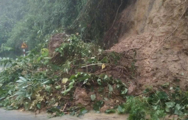 Sạt lở đường Hồ Chí Minh qua đèo Lò Xo, giao thông tê liệt- Ảnh 2. Sạt lở đường Hồ Chí Minh qua đèo Lò Xo, giao thông tê liệt- Ảnh 2.