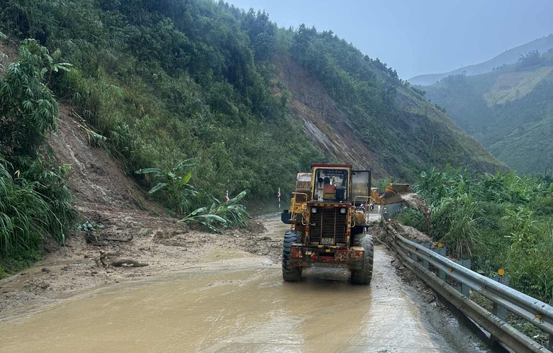 Sạt lở đường Hồ Chí Minh qua đèo Lò Xo, giao thông tê liệt- Ảnh 7. Sạt lở đường Hồ Chí Minh qua đèo Lò Xo, giao thông tê liệt- Ảnh 7.