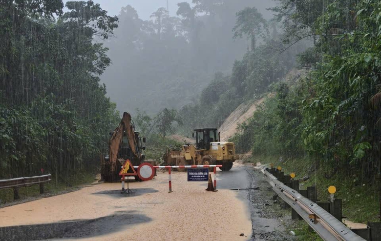 Sạt lở đường Hồ Chí Minh qua đèo Lò Xo, giao thông tê liệt- Ảnh 9. Sạt lở đường Hồ Chí Minh qua đèo Lò Xo, giao thông tê liệt- Ảnh 9.