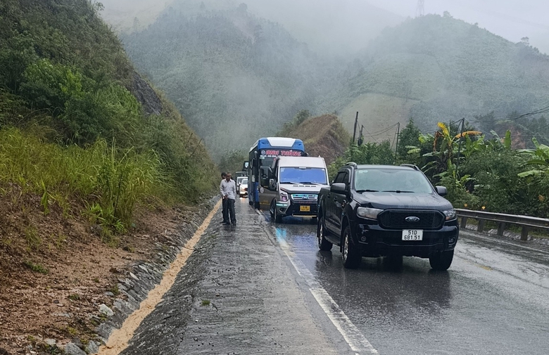 Sạt lở đường Hồ Chí Minh qua đèo Lò Xo, giao thông tê liệt- Ảnh 3. Sạt lở đường Hồ Chí Minh qua đèo Lò Xo, giao thông tê liệt- Ảnh 3.