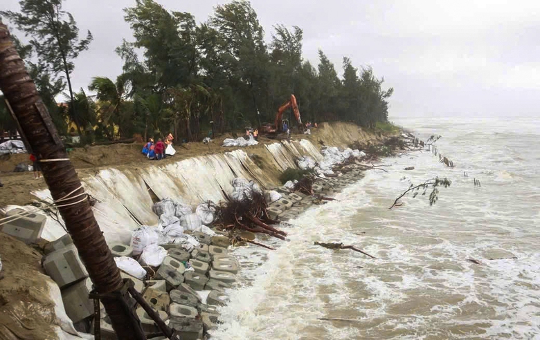 Mưa trắng trời, nhiều tuyến đường ngập s&acirc;u, Đ&agrave; Nẵng sơ t&aacute;n gần 400 hộ d&acirc;n- Ảnh 3.