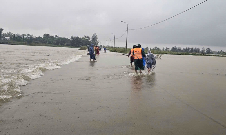 Mưa trắng trời, nhiều tuyến đường ngập s&acirc;u, Đ&agrave; Nẵng sơ t&aacute;n gần 400 hộ d&acirc;n- Ảnh 1.