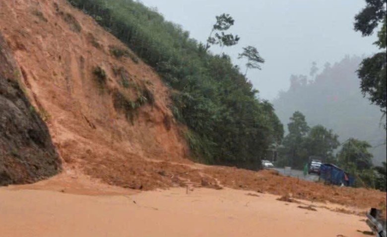 Quảng Ng&atilde;i: Mưa lũ g&acirc;y sạt lở, ngập s&acirc;u chia cắt giao th&ocirc;ng- Ảnh 4.