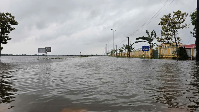 Đ&oacute;ng đường cao tốc qua Huế, cẩu &ocirc; t&ocirc; mắc kẹt giữa sạt lở- Ảnh 6.