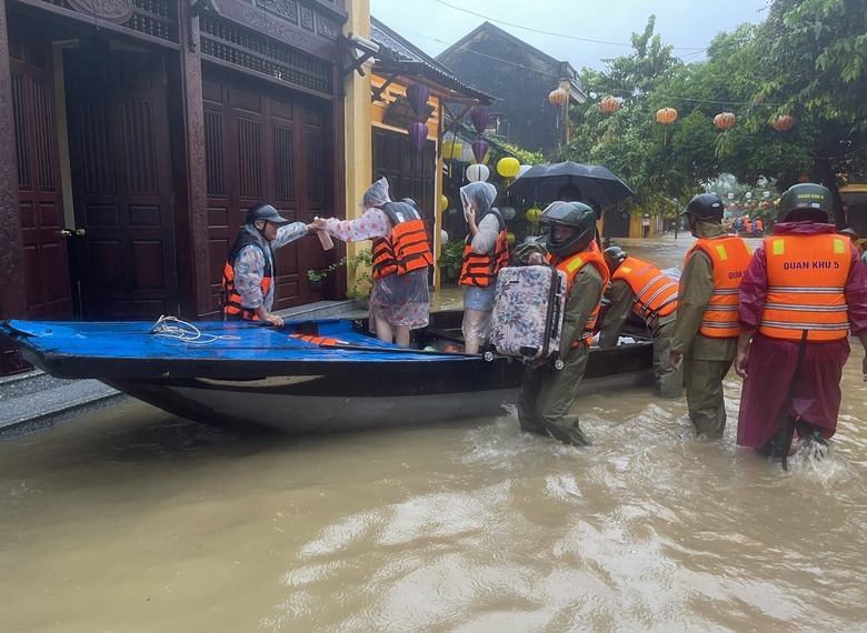 Lực lượng qu&acirc;n đội, c&ocirc;ng an Đ&agrave; Nẵng hỗ trợ đưa người v&agrave; t&agrave;i sản tr&aacute;nh lũ- Ảnh 1.