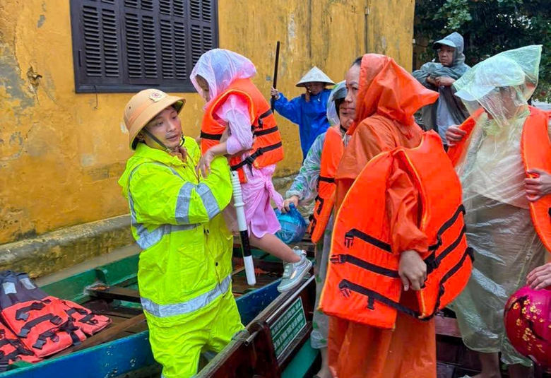Lực lượng qu&acirc;n đội, c&ocirc;ng an Đ&agrave; Nẵng hỗ trợ đưa người v&agrave; t&agrave;i sản tr&aacute;nh lũ- Ảnh 2.