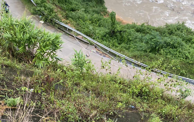 Đ&oacute;ng đường cao tốc qua Huế, cẩu &ocirc; t&ocirc; mắc kẹt giữa sạt lở- Ảnh 2.