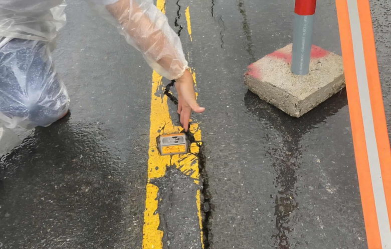 Đ&oacute;ng đường cao tốc qua Huế, cẩu &ocirc; t&ocirc; mắc kẹt giữa sạt lở- Ảnh 3.