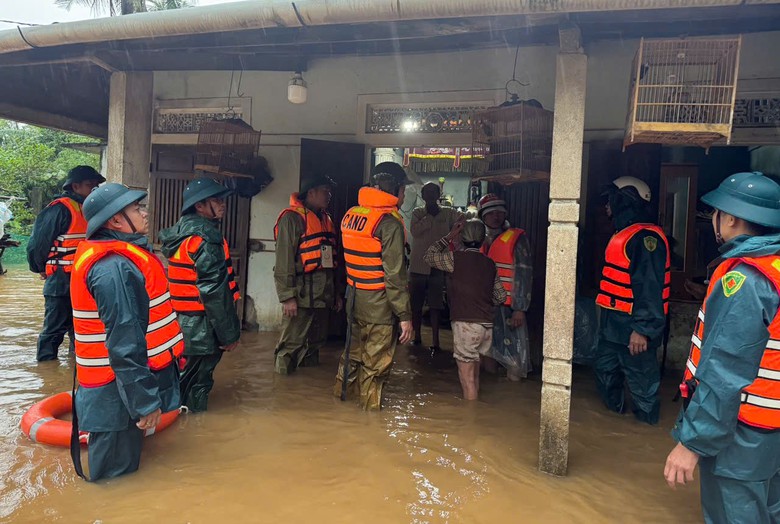 Nước lũ l&ecirc;n nhanh, c&ocirc;ng an TP Huế tập trung lực lượng đảm bảo an to&agrave;n cho d&acirc;n- Ảnh 1.