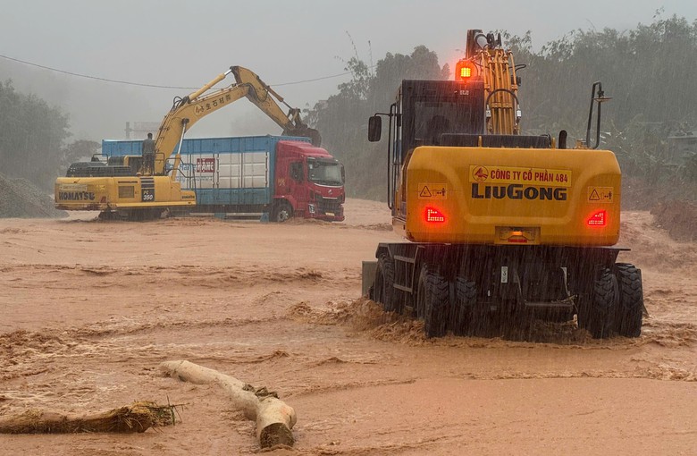 Cận cảnh sạt lở, nước tr&agrave;n cắt mặt cao tốc La Sơn - T&uacute;y Loan qua Huế- Ảnh 1.