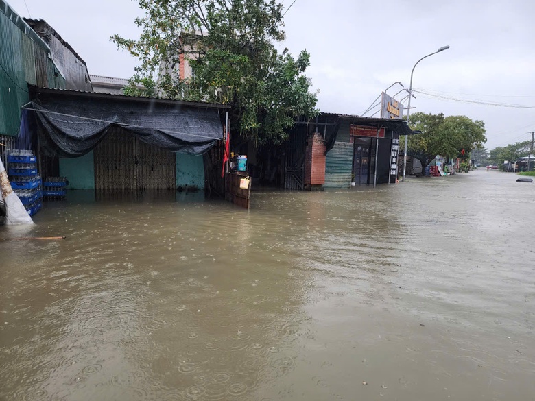 Nước lũ l&ecirc;n nhanh, c&ocirc;ng an TP Huế tập trung lực lượng đảm bảo an to&agrave;n cho d&acirc;n- Ảnh 2.