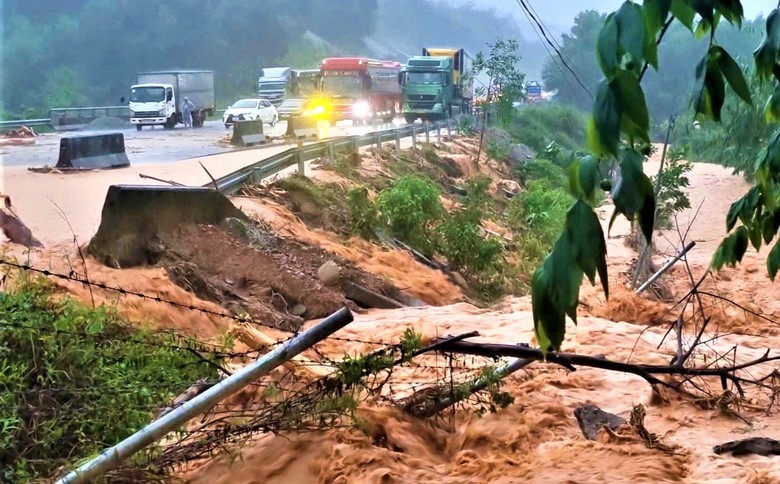 Cận cảnh sạt lở, nước tr&agrave;n cắt mặt cao tốc La Sơn - T&uacute;y Loan qua Huế- Ảnh 2.
