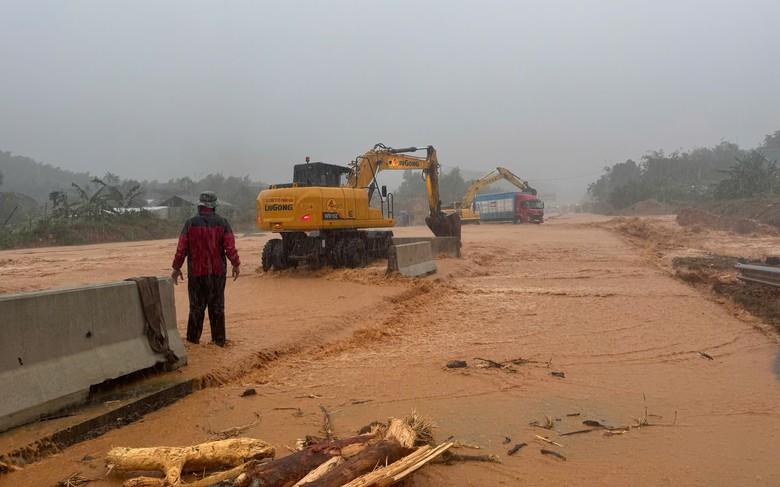 Cận cảnh sạt lở, nước tr&agrave;n cắt mặt cao tốc La Sơn - T&uacute;y Loan qua Huế- Ảnh 3.