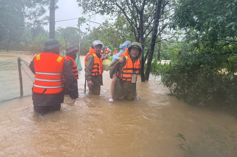 Nước lũ l&ecirc;n nhanh, c&ocirc;ng an TP Huế tập trung lực lượng đảm bảo an to&agrave;n cho d&acirc;n- Ảnh 6.