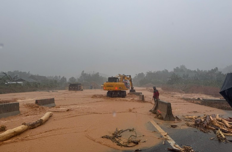 Cận cảnh sạt lở, nước tr&agrave;n cắt mặt cao tốc La Sơn - T&uacute;y Loan qua Huế- Ảnh 4.