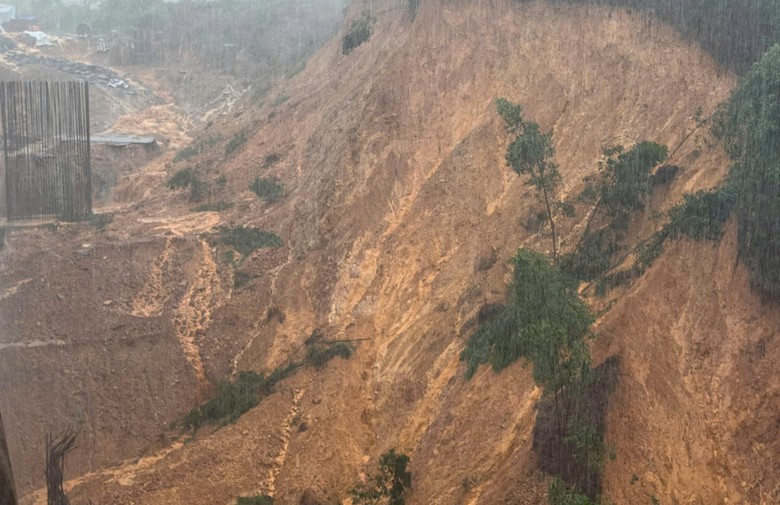 Cận cảnh sạt lở, nước tr&agrave;n cắt mặt cao tốc La Sơn - T&uacute;y Loan qua Huế- Ảnh 6.