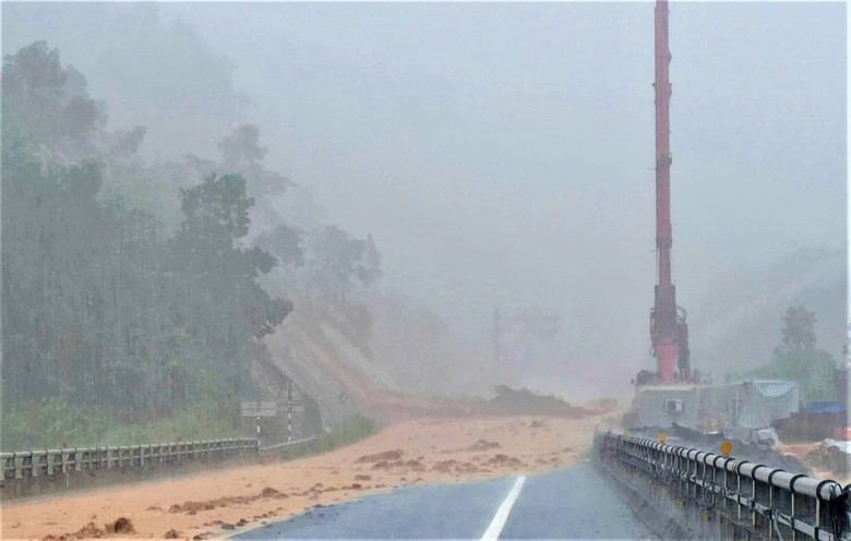 Cận cảnh sạt lở, nước tr&agrave;n cắt mặt cao tốc La Sơn - T&uacute;y Loan qua Huế- Ảnh 7.