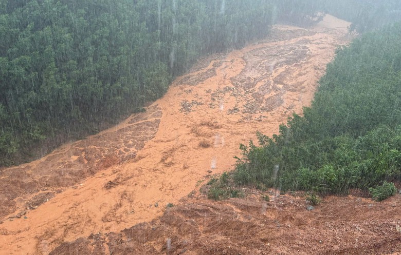 Cận cảnh sạt lở, nước tr&agrave;n cắt mặt cao tốc La Sơn - T&uacute;y Loan qua Huế- Ảnh 8.