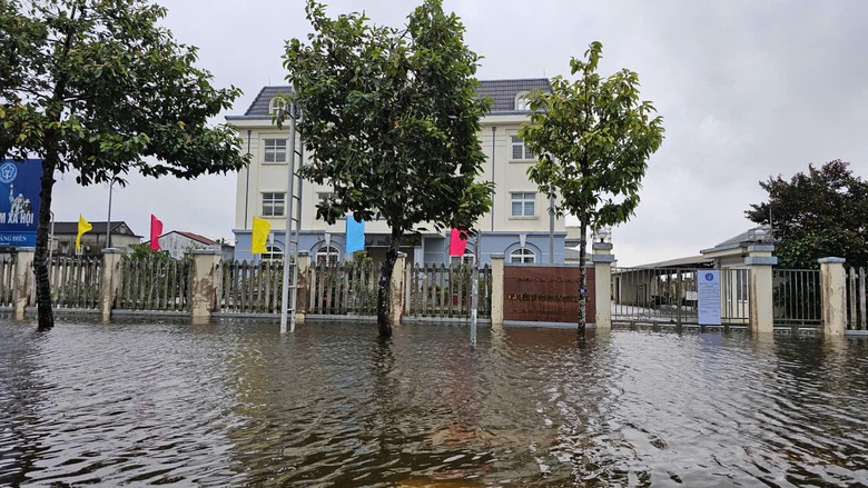 Đ&oacute;ng đường cao tốc qua Huế, cẩu &ocirc; t&ocirc; mắc kẹt giữa sạt lở- Ảnh 5.