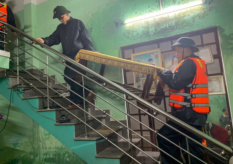 Lực lượng qu&acirc;n đội, c&ocirc;ng an Đ&agrave; Nẵng hỗ trợ đưa người v&agrave; t&agrave;i sản tr&aacute;nh lũ- Ảnh 3.