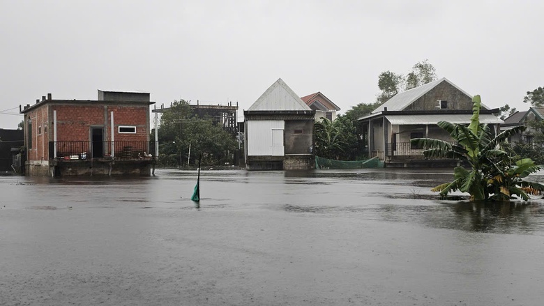 Đ&oacute;ng đường cao tốc qua Huế, cẩu &ocirc; t&ocirc; mắc kẹt giữa sạt lở- Ảnh 7.