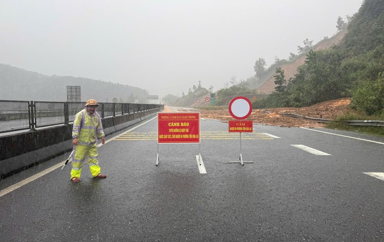 Cận cảnh sạt lở, nước tr&agrave;n cắt mặt cao tốc La Sơn - T&uacute;y Loan qua Huế- Ảnh 10.