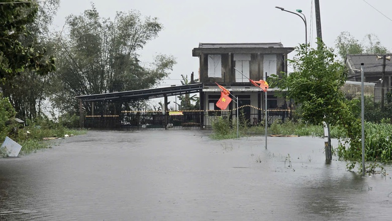 Nước lũ l&ecirc;n nhanh, c&ocirc;ng an TP Huế tập trung lực lượng đảm bảo an to&agrave;n cho d&acirc;n- Ảnh 10.