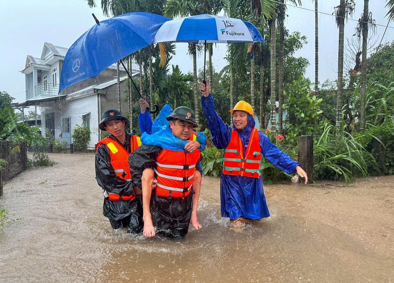 Lực lượng qu&acirc;n đội, c&ocirc;ng an Đ&agrave; Nẵng hỗ trợ đưa người v&agrave; t&agrave;i sản tr&aacute;nh lũ- Ảnh 6.