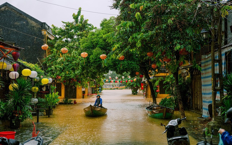 Mưa lớn k&egrave;m thủy điện xả lũ khiến hạ du Phố cổ Hội An ngập s&acirc;u