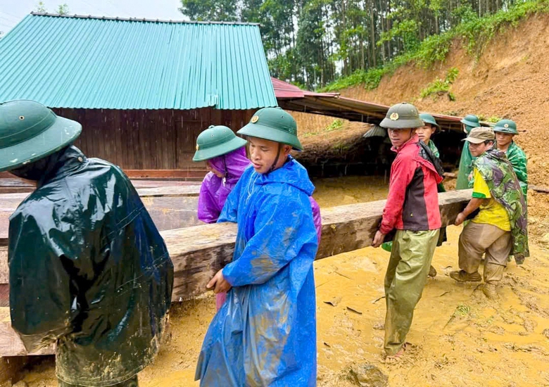 Lực lượng qu&acirc;n đội, c&ocirc;ng an Đ&agrave; Nẵng hỗ trợ đưa người v&agrave; t&agrave;i sản tr&aacute;nh lũ- Ảnh 7.