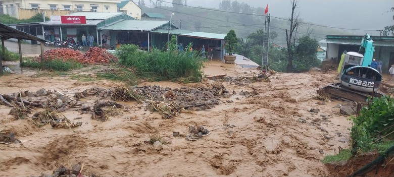 Quảng Ng&atilde;i: Sạt lở n&uacute;i g&acirc;y &aacute;ch tắc giao th&ocirc;ng, c&ocirc; lập h&agrave;ng ngh&igrave;n người d&acirc;n- Ảnh 4.