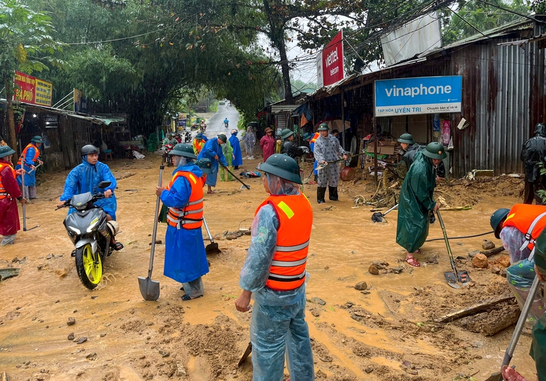 Lực lượng qu&acirc;n đội, c&ocirc;ng an Đ&agrave; Nẵng hỗ trợ đưa người v&agrave; t&agrave;i sản tr&aacute;nh lũ- Ảnh 8.