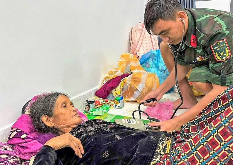 Lực lượng qu&acirc;n đội, c&ocirc;ng an Đ&agrave; Nẵng hỗ trợ đưa người v&agrave; t&agrave;i sản tr&aacute;nh lũ- Ảnh 9.