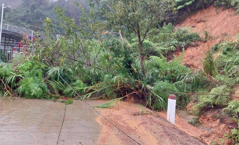 Quảng Ng&atilde;i: Sạt lở n&uacute;i g&acirc;y &aacute;ch tắc giao th&ocirc;ng, c&ocirc; lập h&agrave;ng ngh&igrave;n người d&acirc;n- Ảnh 9.