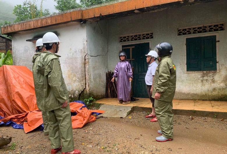 Quảng Ng&atilde;i: Sạt lở n&uacute;i g&acirc;y &aacute;ch tắc giao th&ocirc;ng, c&ocirc; lập h&agrave;ng ngh&igrave;n người d&acirc;n- Ảnh 10.