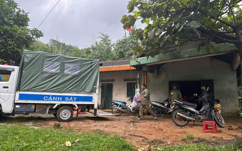 Quảng Ng&atilde;i: Sạt lở n&uacute;i g&acirc;y &aacute;ch tắc giao th&ocirc;ng, c&ocirc; lập h&agrave;ng ngh&igrave;n người d&acirc;n- Ảnh 11.