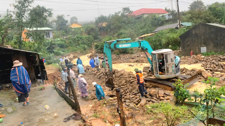 Quảng Ng&atilde;i: Sạt lở n&uacute;i g&acirc;y &aacute;ch tắc giao th&ocirc;ng, c&ocirc; lập h&agrave;ng ngh&igrave;n người d&acirc;n- Ảnh 6.