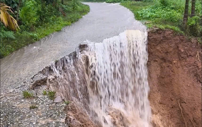 Quảng Ng&atilde;i: Sạt lở n&uacute;i g&acirc;y &aacute;ch tắc giao th&ocirc;ng, c&ocirc; lập h&agrave;ng ngh&igrave;n người d&acirc;n- Ảnh 5.