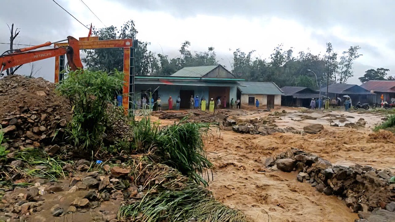 Quảng Ng&atilde;i: Sạt lở n&uacute;i g&acirc;y &aacute;ch tắc giao th&ocirc;ng, c&ocirc; lập h&agrave;ng ngh&igrave;n người d&acirc;n- Ảnh 2.