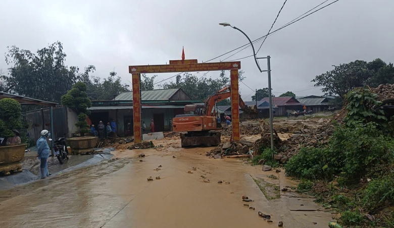 Quảng Ng&atilde;i: Sạt lở n&uacute;i g&acirc;y &aacute;ch tắc giao th&ocirc;ng, c&ocirc; lập h&agrave;ng ngh&igrave;n người d&acirc;n- Ảnh 7.