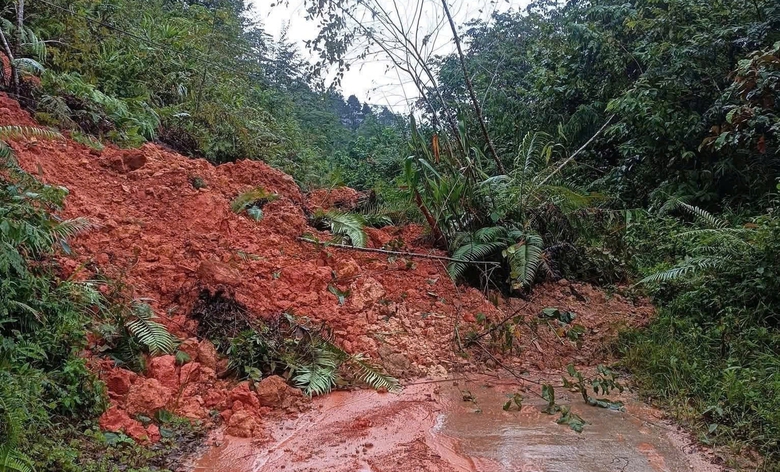 Quảng Ng&atilde;i: Sạt lở n&uacute;i g&acirc;y &aacute;ch tắc giao th&ocirc;ng, c&ocirc; lập h&agrave;ng ngh&igrave;n người d&acirc;n- Ảnh 3.