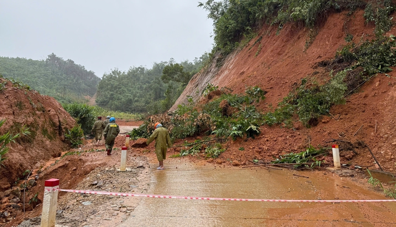 Mưa lũ Đ&agrave; Nẵng: Đồng bằng ngập lụt, miền n&uacute;i li&ecirc;n tiếp sạt lở- Ảnh 10.