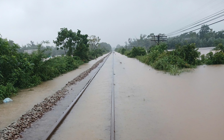 Ngập s&acirc;u ở Huế, đường sắt Bắc - Nam phải dừng to&agrave;n tuyến, 2.700 kh&aacute;ch bị ảnh hưởng