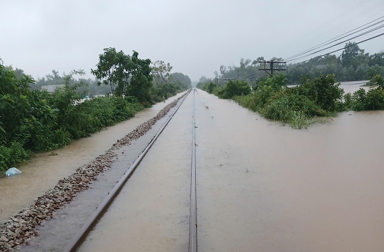 Ngập s&acirc;u ở Huế, đường sắt Bắc - Nam phải dừng to&agrave;n tuyến, 2.700 kh&aacute;ch bị ảnh hưởng- Ảnh 1.