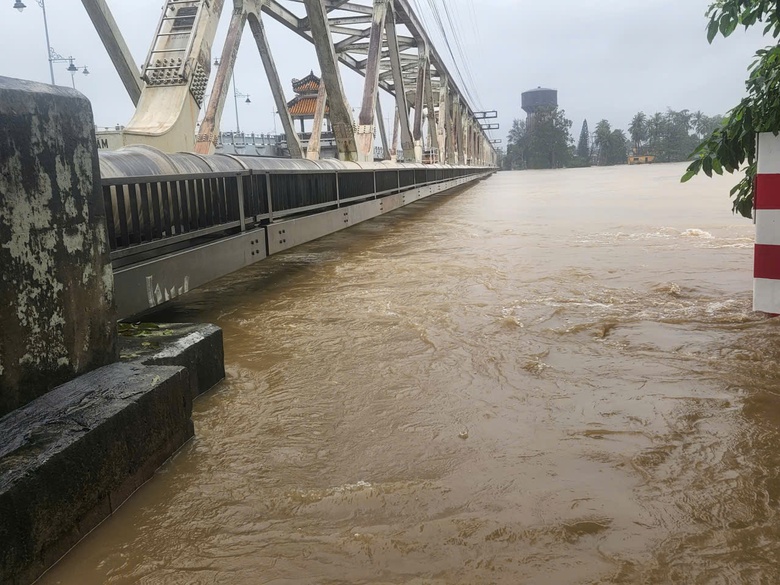 Đường sắt điều đo&agrave;n t&agrave;u 700 tấn &ldquo;chặn&rdquo; tr&ecirc;n cầu Bạch Hổ, tr&aacute;nh nước lũ cuốn tr&ocirc;i- Ảnh 1.