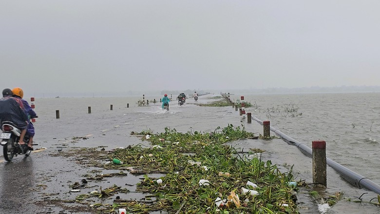 Nhiều tuyến đường x&atilde; ph&iacute;a Nam Quảng Trị ngập qu&aacute; bụng, người d&acirc;n di chuyển bằng thuyền- Ảnh 13.
