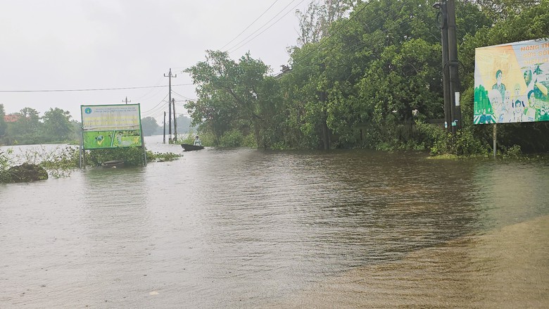 Nhiều tuyến đường x&atilde; ph&iacute;a Nam Quảng Trị ngập qu&aacute; bụng, người d&acirc;n di chuyển bằng thuyền- Ảnh 14.